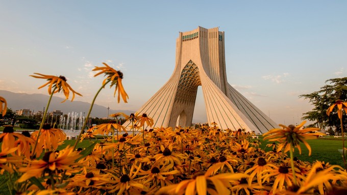 Thủ đô Tehran Ôm vào sườn dốc của dãy núi tuyết phủ Alborz, Tehran là thành phố lâu năm và năng động nhất ở Iran. Khi được chọn là thủ đô hơn 200 năm trước, Tehran đã phát triển từ một thành phố nhỏ để trở thành một đô thị lớn. Địa hình thành phố phía bắc dẫn đến khu vực núi và phía nam tiếp giáp sa mạc. Khí hậu có hai nửa đối lập, một bên mát mẻ, khô ráo và một bên có thời tiết nóng, khô. Tehran là sự kết hợp độc đáo giữa truyền thống và hiện đại với các di tích lịch sử, đền thờ Hồi giáo và những kiến trúc tráng lệ. Đến thủ đô văn hóa của Iran, du khách có thể tham quan tháp Tughrul, đền lửa Bahram, quảng trường Azadi, đền Bibi Shahr Banu và trượt tuyết ở núi Dizin. Ảnh: Travel Earth.