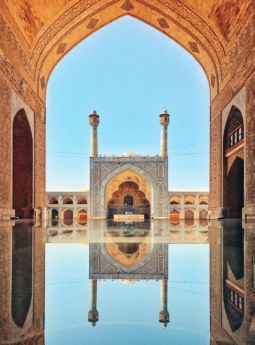  Thành phố Isfahan Được coi là trung tâm của hàng thủ công mỹ nghệ dân gian, Isfahan là thành phố lớn thứ ba ở Iran với hơn 1,5 triệu dân. Thành phố cũng là nơi tập trung những nghệ nhân chuyên nghiệp nhất của quốc gia với hơn 167 ngành nghề như dệt thảm, rèn kim, làm gốm, sứ và thiết kế hoa văn. Trong thành phố có ít nhất 9.000 xưởng và doanh nghiệp thủ công, nghệ thuật dân gian, phần lớn đều nằm tại quảng trường Naqsh-e Jahan, di sản thế giới UNESCO năm 1979. Hàng năm Isfahan vẫn thường tổ chức những sự kiện như Lễ hội Di sản văn hóa quốc tế để quảng bá hình ảnh của thành phố trong lĩnh vực thủ công và nghệ thuật. Trong ảnh là đền thờ hồi giáo Jameh Mosque ở thành phố Isfahan. Ảnh: Huffington Post.