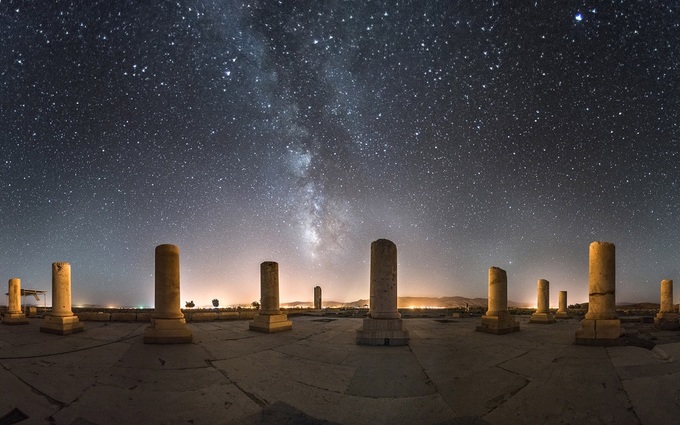 Di tích Pasargadae Được thành lập vào thế kỷ thứ 6 TCN ở vùng trung tâm của Ba Tư (tỉnh Fars, Tây Nam Iran ngày nay), Pasargadae là thủ đô đầu tiên của đế chế Achaemenid. Thành phố được thành lập bởi Cyrus đại đế cùng sự góp sức của các dân tộc khác nhau. Các di tích còn sót lại như cung điện, khu vườn cũng như lăng mộ vua Cyrus là bằng chứng nổi bật về giai đoạn phát triển nghệ thuật, kiến trúc hoàng gia Achaemenid. Ảnh: Gravity.