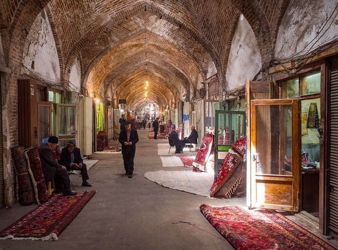 Chợ Tabriz Nằm ở vị trí quan trọng dọc theo con đường tơ lụa, Tabriz từ lâu đã là một trung tâm thương mại quan trọng của Iran. Tabriz là một trong những khu chợ lâu đời nhất ở Trung Đông, và trở thành di sản thế giới UNESCO năm 2010. Ở Tabriz, các khu hàng liên kết với nhau bởi những con đường mê cung, khu nhà lát gạch đỏ. Tuy nhiên, phần nổi bật nhất ở Tabriz là chợ thảm, nơi những người bán hàng bận rộn may vá, sắp xếp hàng hóa và trò chuyện bên những tách trà. Ảnh: Culture Trip.