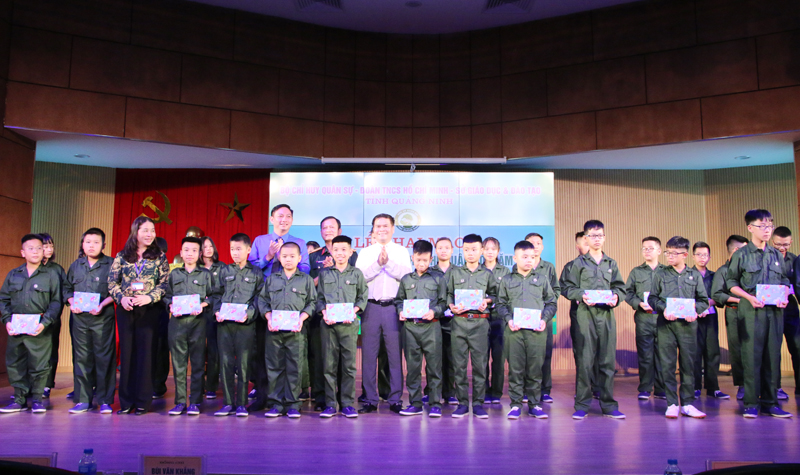 Đại diện lãnh đạo tỉnh, các sở, ngành tặng quà cho các học sinh tham gia chương trình 