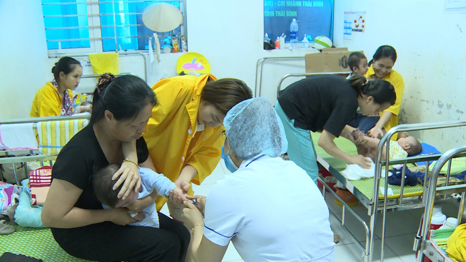 Nắng nóng làm gia tăng số trẻ nhập viện.