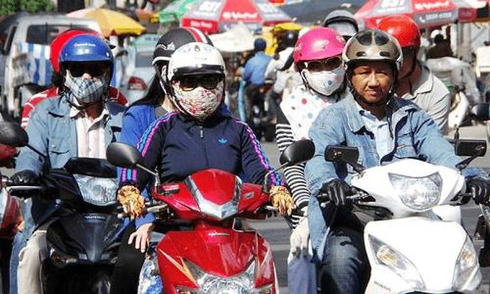 Cần có các phương tiện chống nắng khi ra ngoài trời.