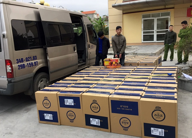 Đối tượng cùng tang vật gần 35 ngàn bao thuốc lá và 6,6 kg pháo do Công an TX Đông Triều bắt giữ.