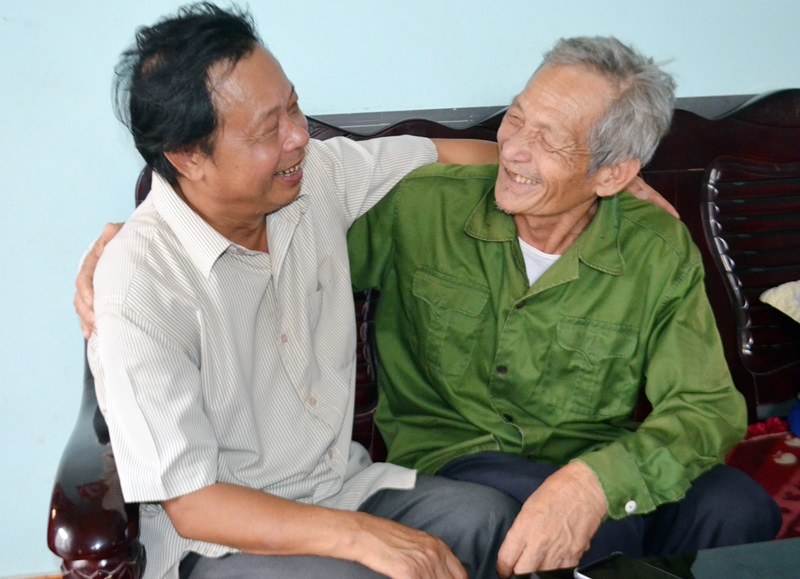 CCB Bùi Xuân Khoản (bên trái) động viên đồng đội Chu Văn Tiến ở khu 7, phường Cao Xanh (TP Hạ Long) có cơn bị nhiễm chất độc da cam.