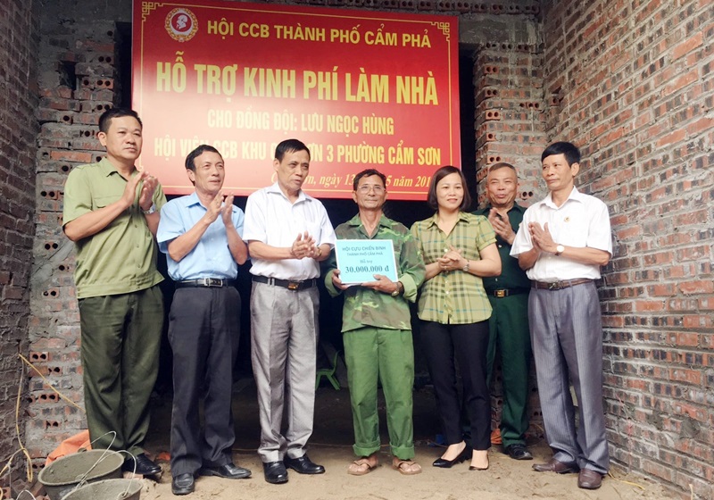 Hội CCB TP Cẩm Phả trao hỗ trợ kinh phí xây nhà ở cho hội viên tại phường Cẩm Sơn (Ảnh: Lê Nam).