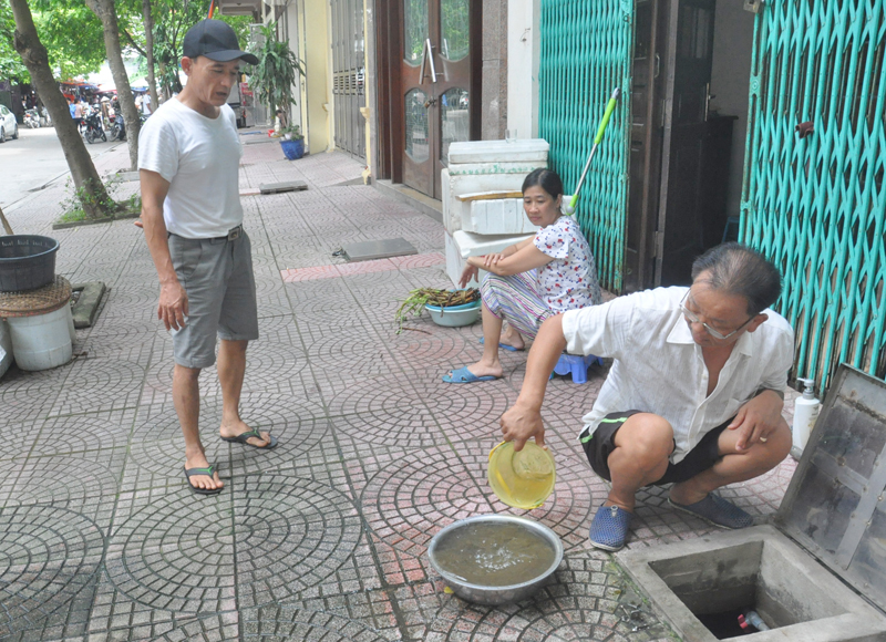 Người dân ở tổ 3, khu 4, phường Hồng Hải hứng từ vòi chảy vào bể khi đổ ra chậu có màu đen, đục, mùi hôi tanh.