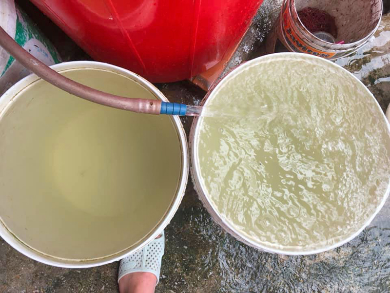 Nước sạch sinh hoạt cấp cho các hộ dân ở tổ 5, khu 4, phường Hồng Hà thường xuyên bị vàng đục. Ảnh: TĐ