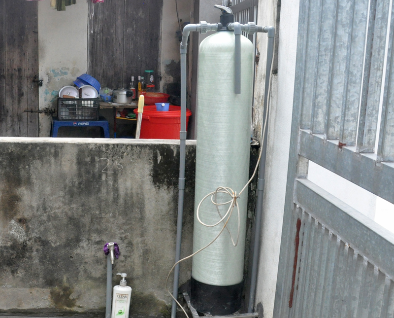 Lo sợ chất lượng nước không đảm bảo, nhiều hộ dân ở tổ 5, khu 4, phường Hồng Hà phải lắp bộ lọc trước khi lấy nước vào bể chứa.