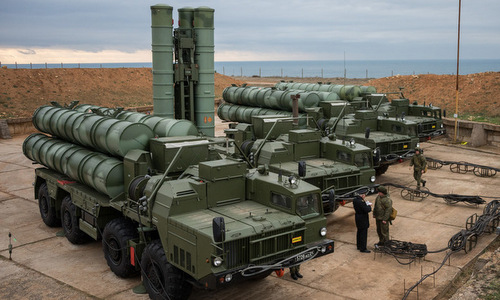 Xe phóng đạn thuộc tổ hợp S-400 Nga triển khai hồi năm 2017. Ảnh: Sputnik.