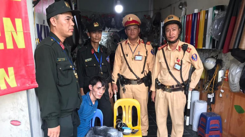 Đối tượng Trương Trí Dũng (áo xanh).