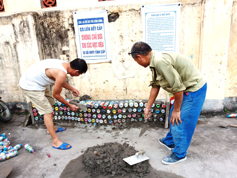 Xây ghế ngồi từ chai nhựa tại khu 2, phường Hà Trung, TP Hạ Long