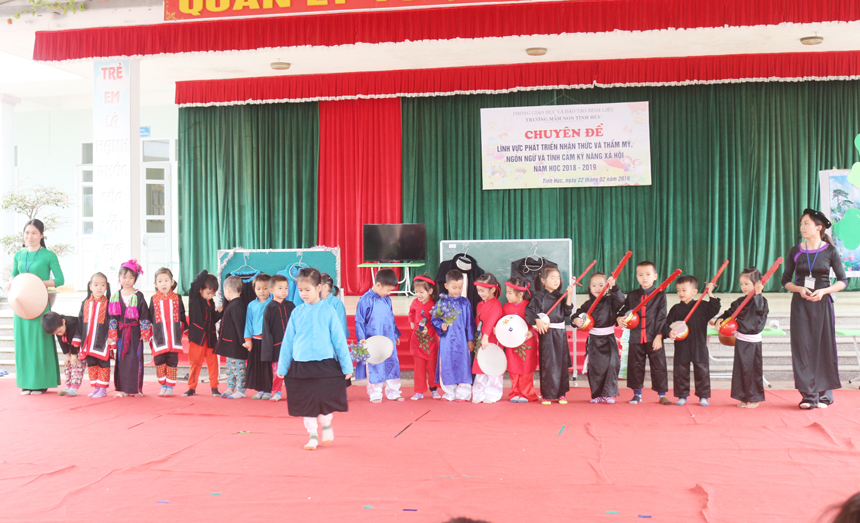 Học sinh Trường Mầm non Tình Húc làm quen với các loại hình dân ca, dân vũ.