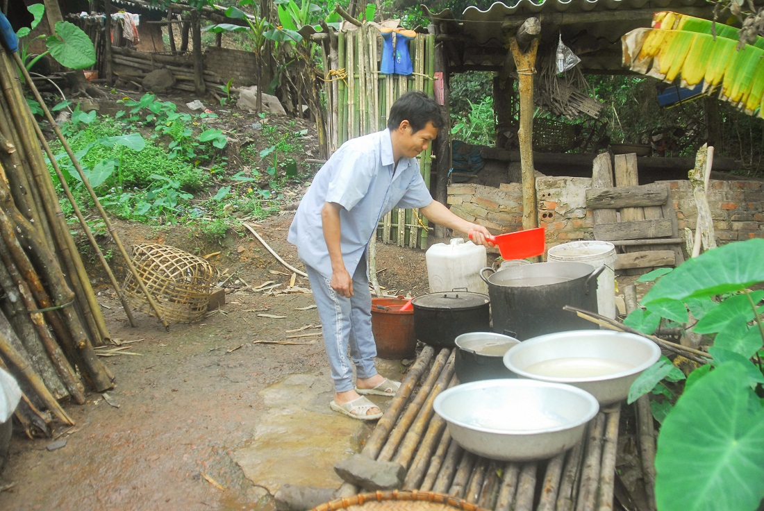 Hộ anh Chìu Cám Khùn (thôn Khe Mươi, xã Đại Thanh, Tiên Yên) chưa có công trình phụ đảm bảo, phải sinh hoạt nấu nướng, tắm giặt tạm bợ. 