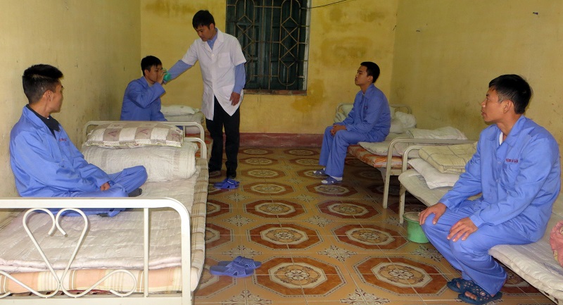 Cán bộ Cơ sở cai nghiện ma túy tỉnh chăm sóc các học viên tại đơn vị. Ảnh: Tuấn Hương