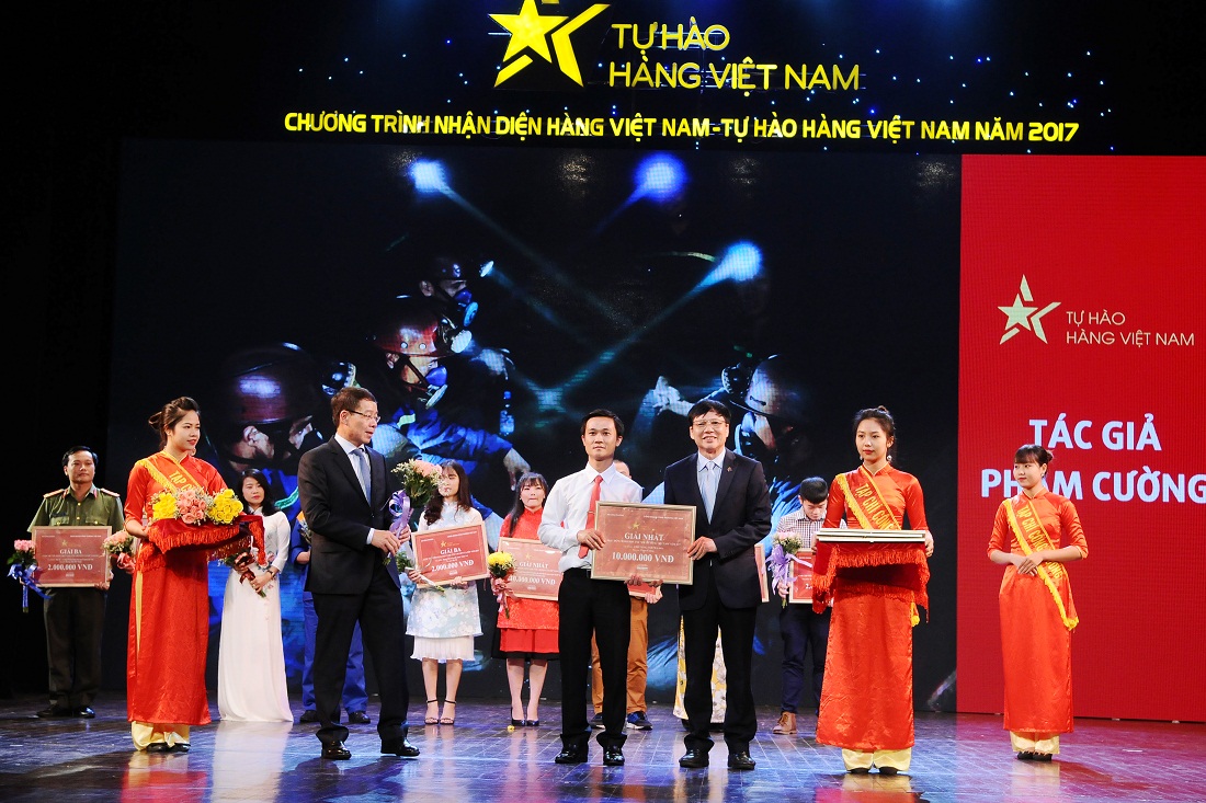 "Phóng viên" Phạm Cường, Công ty CP than Vàng Danh vinh dự nhận giải nhất Hoạt động Bình chọn ảnh "Tôi yêu hàng Việt Nam" năm 2017 của Tạp chí Công Thương.