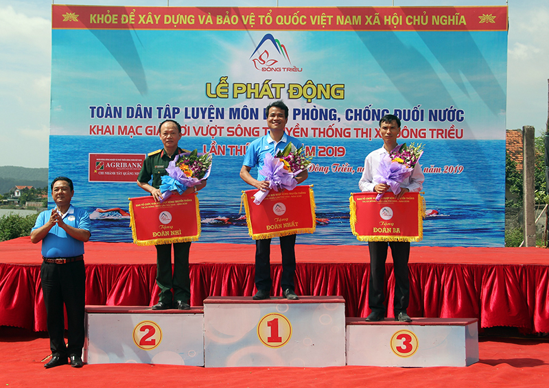 Đồng chí Vũ Văn Học, Bí thư Thị ủy Đông Triều trao giải toàn Đoàn cho các đơn vị đạt thành tích xuất sắc tại Giải bơi vượt sông truyền thống lần thứ XXVI, năm 2019