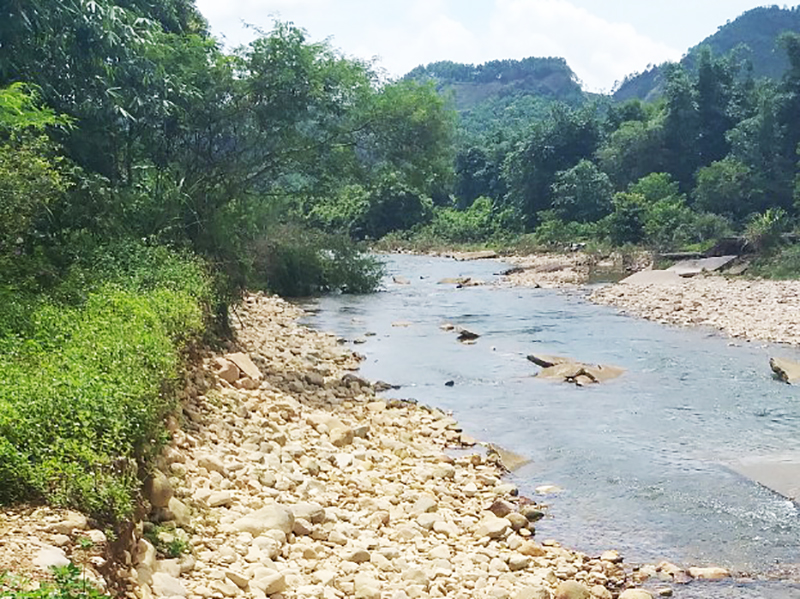 Để đảm bảo an toàn trong mùa mưa lũ, xây dựng kè bảo vệ hai bên bờ sông và khu vực dân cư cạnh sông Tài Chi thuộc địa phận bản Chăn Mùi, xã Quảng Đức