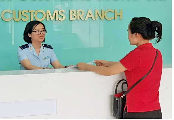 Cán bộ Chi cục Hải quan cửa khẩu Móng Cái hướng dẫn doanh nghiệp làm thủ tục XNK.