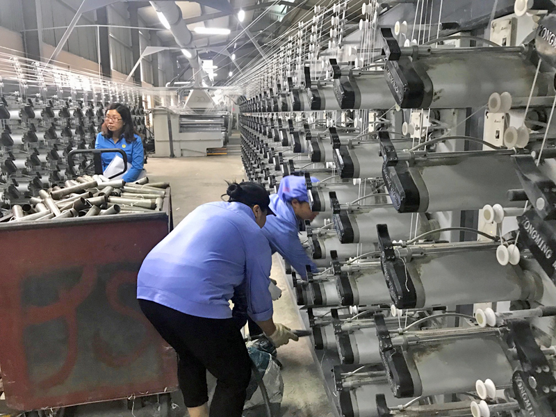 Khắc phục tình trạng chồng chéo trong việc thanh, kiểm tra, hạn chế phiền hà cho cơ sở. (Trong ảnh: Sản xuất sợi nhựa từ hạt nhựa tổng hợp của Công ty TNHH Bao bì quốc tế Bình An Việt Nam) Ảnh: Cẩm Nang