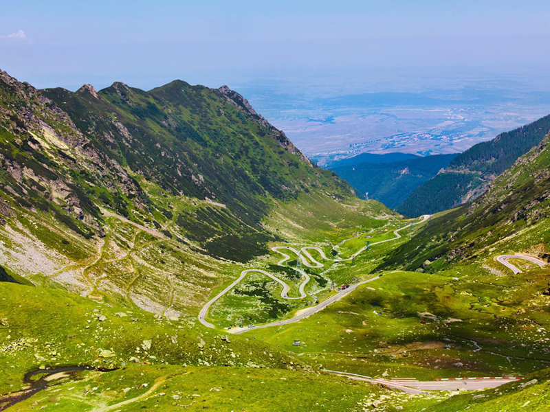  Transfăgărășan ở Romania thường được gọi là "đường lên trời" khi đi qua đỉnh núi cao nhất của nước này. Đây là cung đường kết nối danh thắng Transylvania và Wallachia, qua 5 đường hầm, 27 cầu cạn, và 831 cây cầu nhỏ.