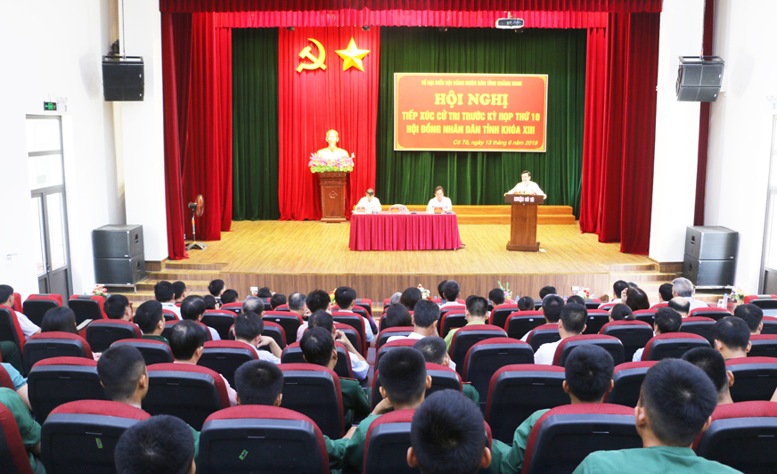 Quang cảnh hội nghị tiếp xúc cử tri.