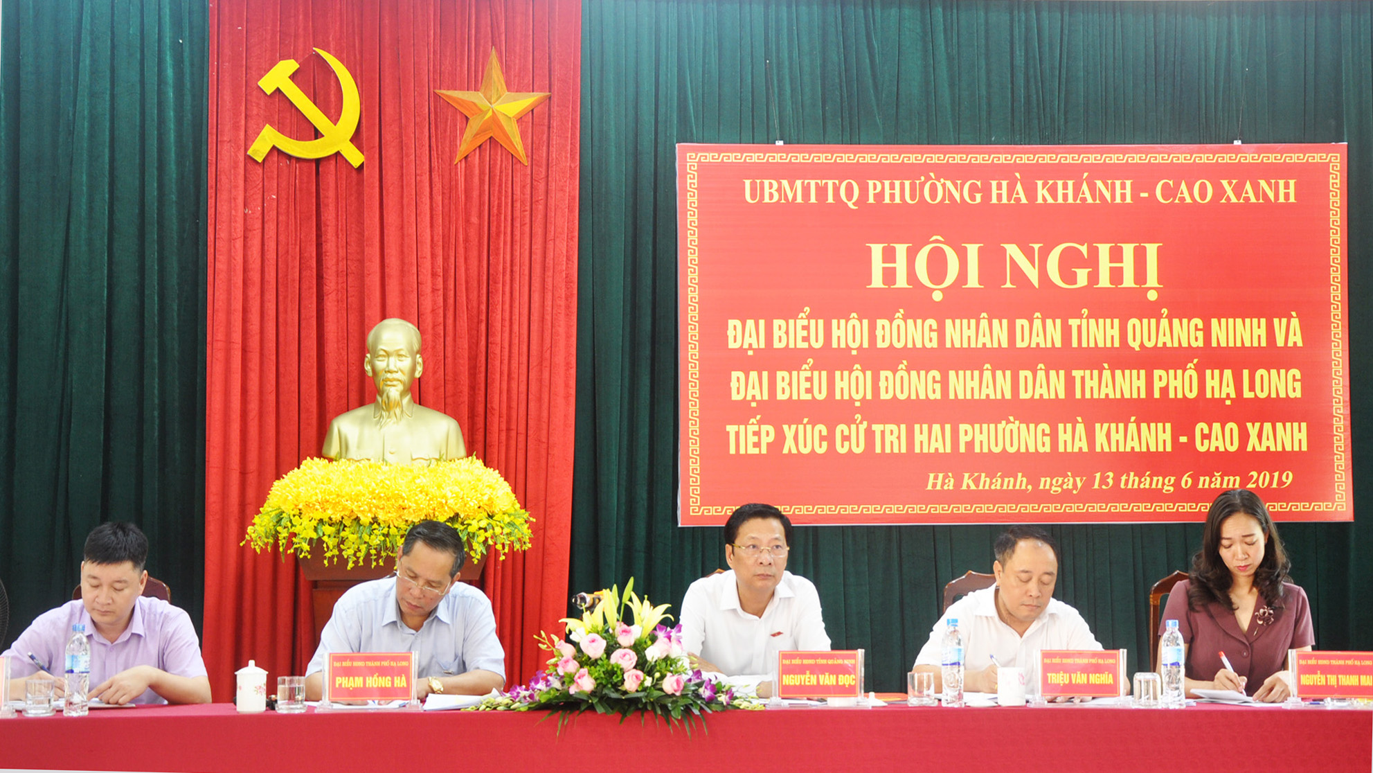 Đại biểu HĐND tỉnh và đại biểu HĐND thành phố tiếp thu ý kiến, kiến nghị của cử tri.
