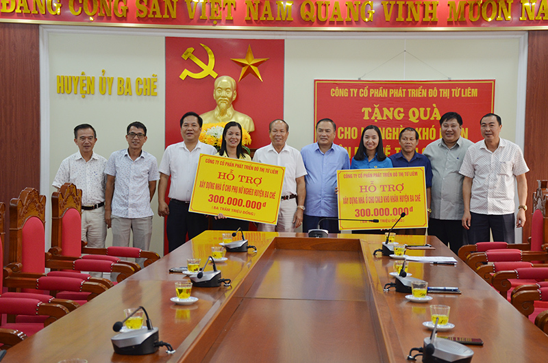 Lãnh đạo huyện Ba Chẽ đón nhận số tiền hỗ trợ xây dựng nhà ở cho hộ nghèo từ Công ty Cổ phần phát triển đô thị Từ Liêm trao tiền 