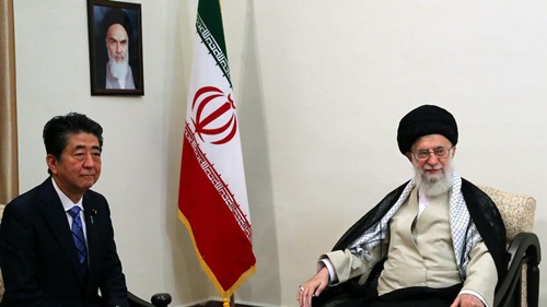 Lãnh tụ tối cao Iran Ayatollah Ali Khamenei (phải) và Thủ tướng Nhật Shinzo Abe gặp nhau tại Tehran hôm nay. Ảnh: AP.