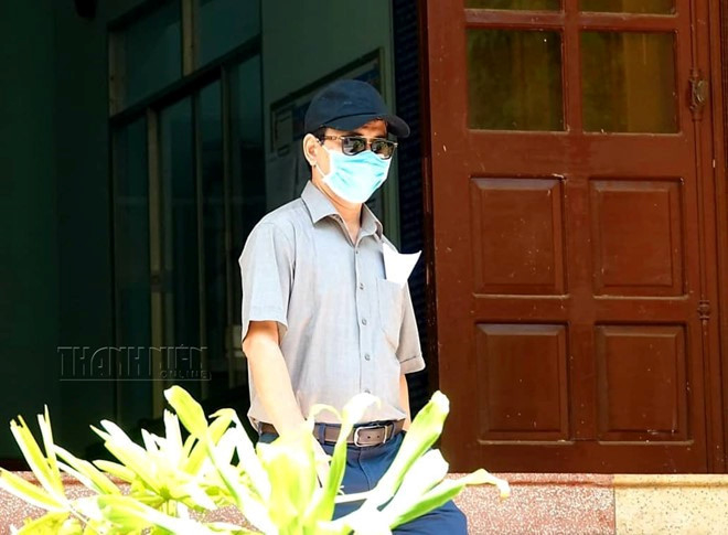  Bị cáo Linh đến tòa nhận lệnh cấm đi khỏi nơi cư trú. Ảnh: Độc Lập