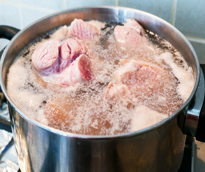 Khi luộc thịt cần vớt bỏ liên tục những bọt nổi trên mặt nước luộc. Ảnh: Health