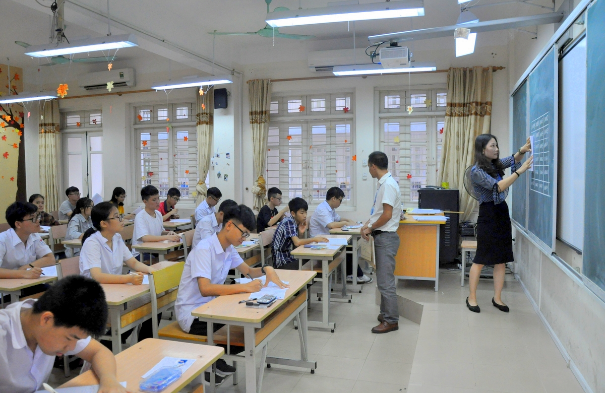 Các cán bộ làm thi hướng dẫn cặn kỹ thí sinh cách thức điền thông tin vào giấy thi, giấy nháp.