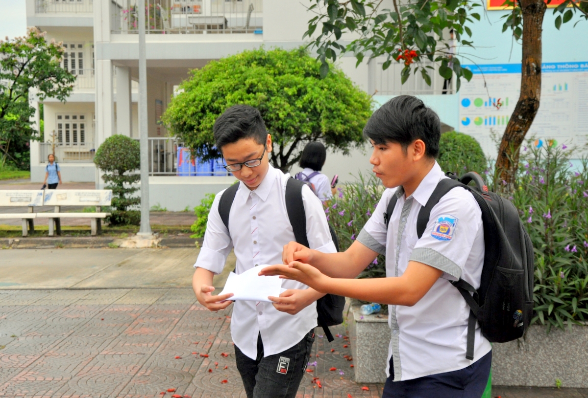 Các thí sinh trao đổi lại bài làm của mình sau giờ thi.
