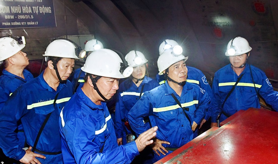 Ông Lê Minh Chuẩn, Bí thư Đảng ủy, Chủ tịch HĐTV Tập đoàn Công nghiệp Than – Khoáng sản Việt Nam thăm Phân xưởng Khai thác 1, Công ty than Thống Nhất. (Ảnh: Mạnh Hùng)