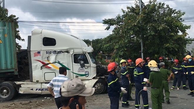 Lực lượng cứu nạn cứu hộ đến ứng cứu tại hiện trường
