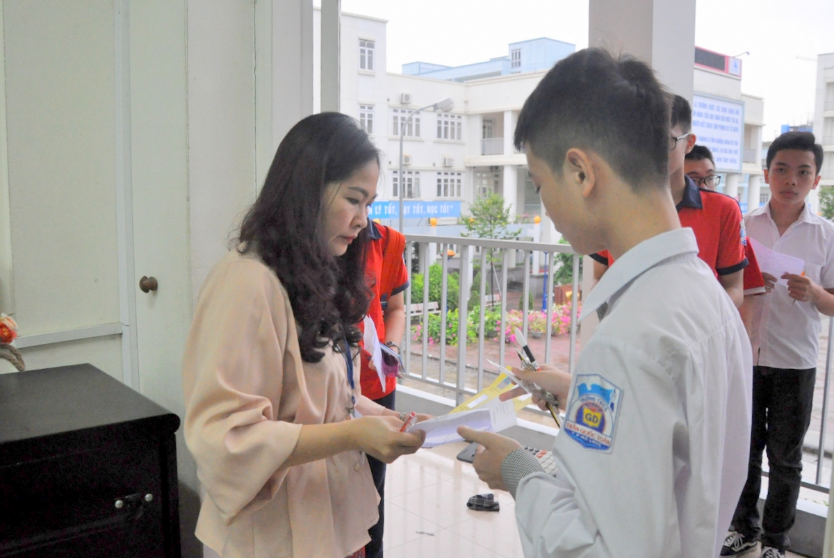 Các cán bộ làm thi thực hiện đúng, đủ quy trình, thủ tục của kỳ thi.