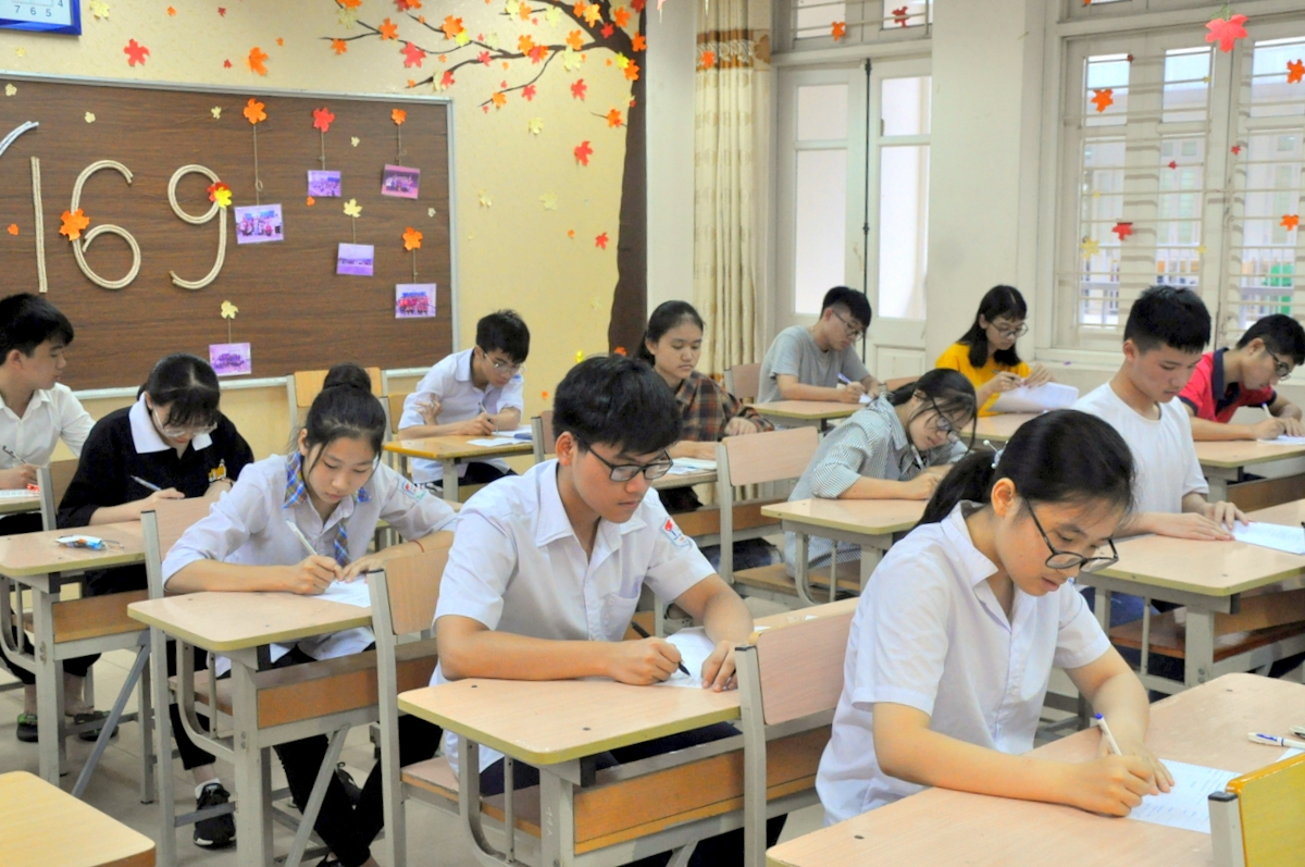 Các thí sinh điền thông tin vào giấy thi, giấy nháp, chuẩn bị cho bài thi.