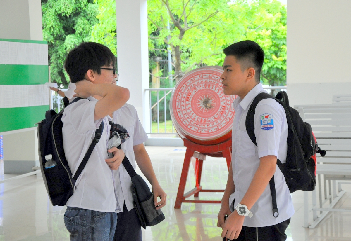 Sau giờ thi, nhiều thí sinh nán lại cùng nhau trao đổi về đề thi, đáp án.