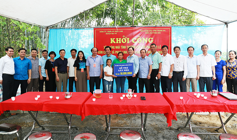 Đoàn đại biểu của 37 cơ quan báo chí Trung ương và báo Đảng địa phương phối hợp tổ chức Lễ khởi công xây dựng Nhà tình thương tặng gia đình chị Phạm Thị Lệ ở xóm Cẩm 1