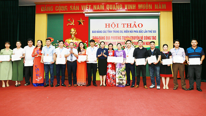 Cũng tại Hội thảo, 17 tác phẩm báo chí xuất sắc viết về chủ đề “Báo Đảng địa phương với nhiệm vụ tuyên truyền việc đưa ứng dụng công nghệ cao vào sản xuất nông nghiệp” năm 2018 đã được khen thưởng
