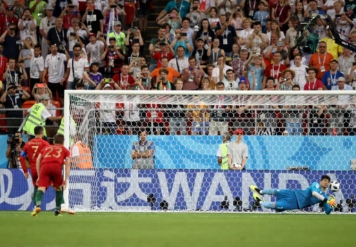  Thủ môn Alireza cản phá thành công pha sút phạt 11m của Cristiano Ronaldo tại World Cup 2018.