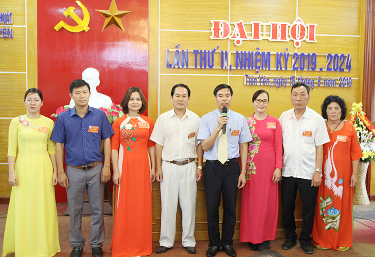 Ban Chấp hành Hội VHNT Tiên Yên khóa II ra mắt đại hội.