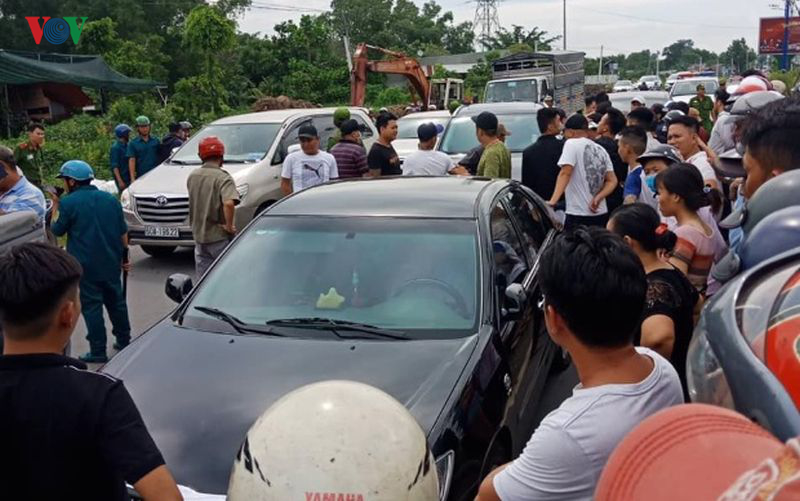  Hiện trường vụ giang hồ vây xe công an ở Đồng Nai.