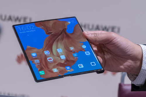 Huawei Mate X dự định phát hành trong tháng 6 nhưng hoãn sang tháng 9. Ảnh: Đình Nam