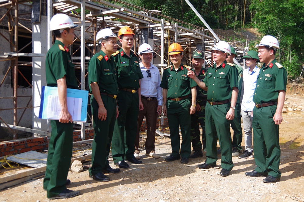 Đại tá Lê Đình Thương, Chỉ huy trưởng Bộ CHQS tỉnh kiểm tra căn cứ hậu cần-kỹ thuật cấp tỉnh. Ảnh: Văn Đảm (Bộ CHQS tỉnh).