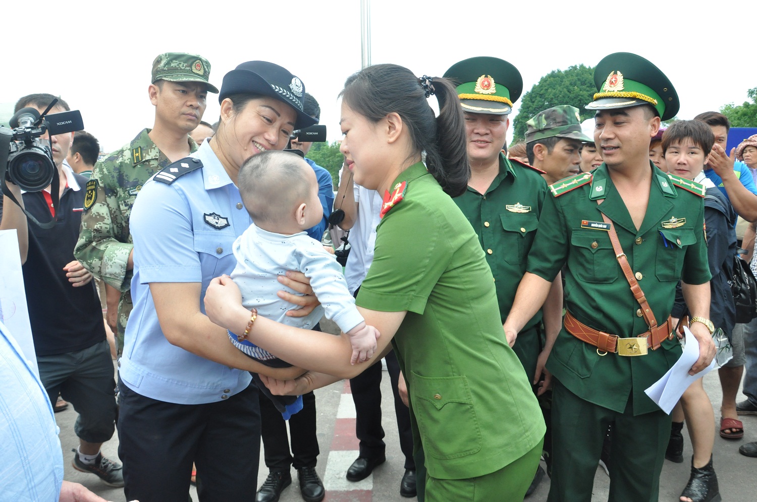 Cơ quan chức năng Trung Quốc làm thủ tục trao lại trẻ em bị lừa bán cho cơ quan chức năng Việt Nam