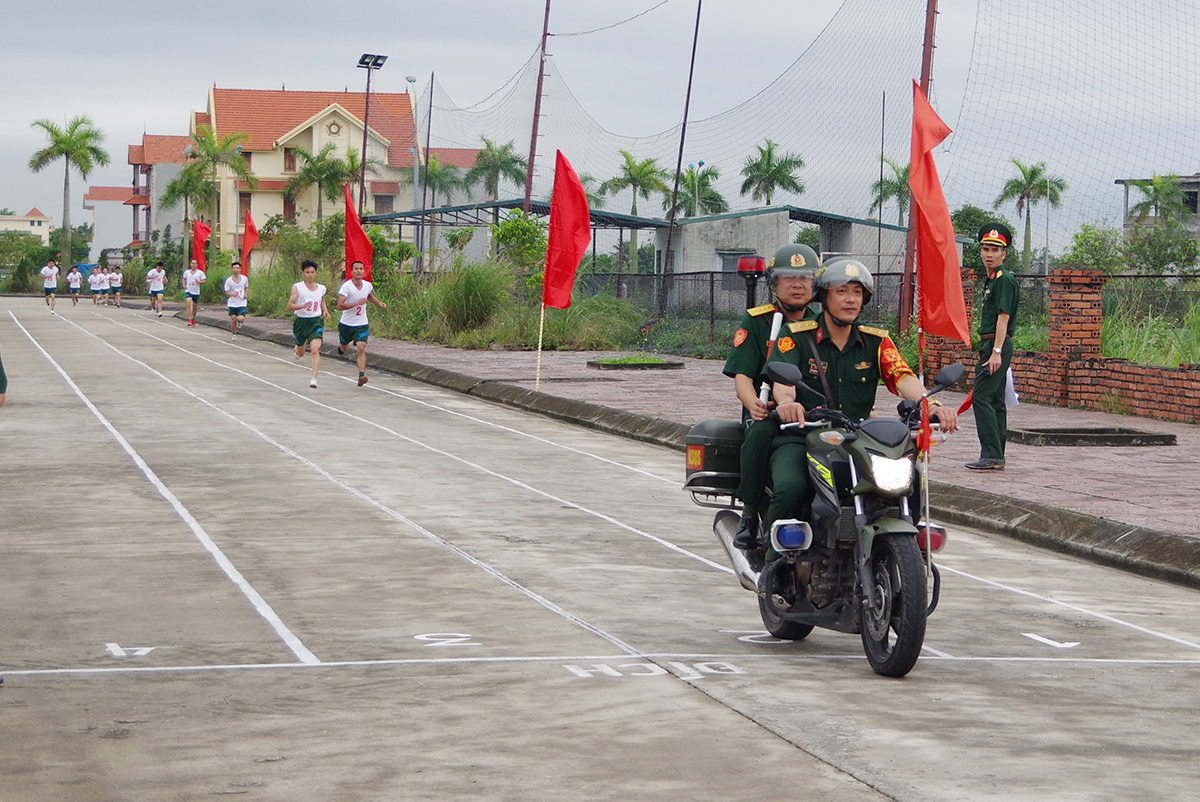 Các vận động viên thi đấu nội dung chạy việt dã 7.000m