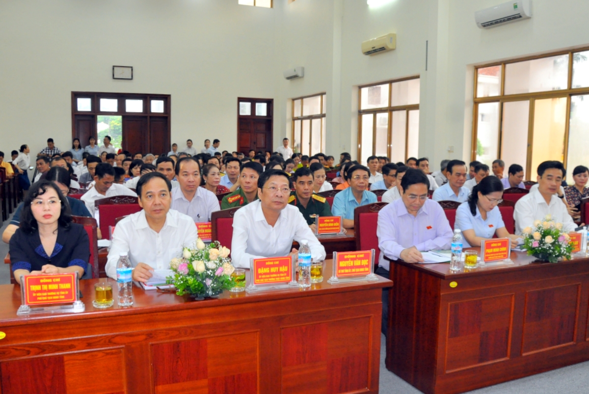 Các đồng chí lãnh đạo tỉnh Quảng Ninh cùng dự buổi tiếp xúc cử tri.