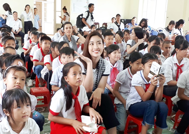 Hoa hậu Đỗ Mỹ Linh vui vẻ cùng các em học sinh xã Ngọc Vừng.