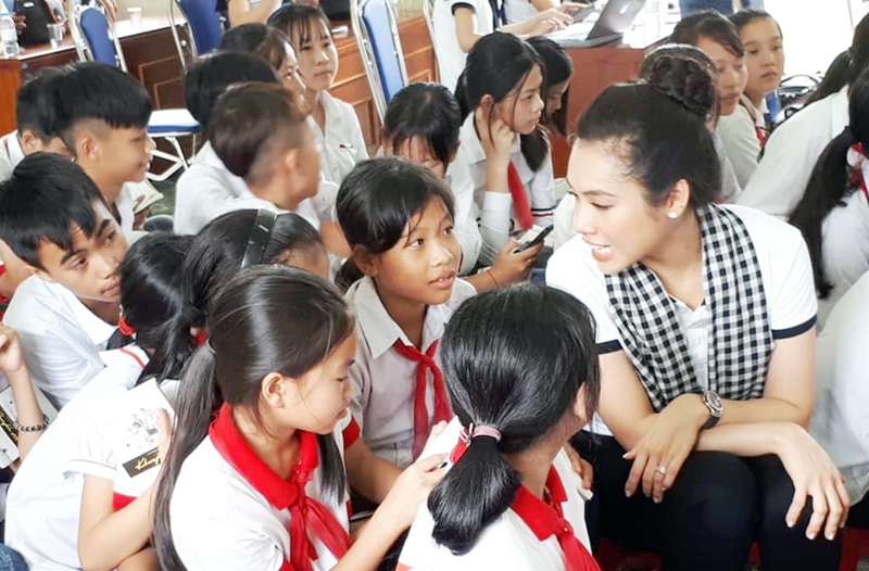 Á hậu Hoàng My thân thiện cùng với các em học sinh xã đảo Ngọc Vừng.